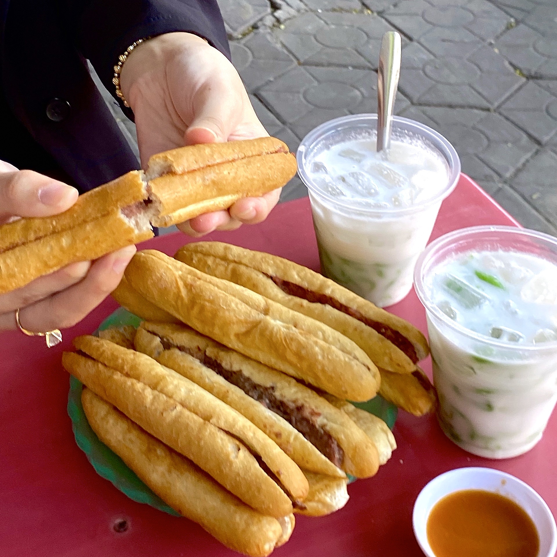 Am thuc Hai Phong - tu banh mi cay den ca phe cot dua hinh anh