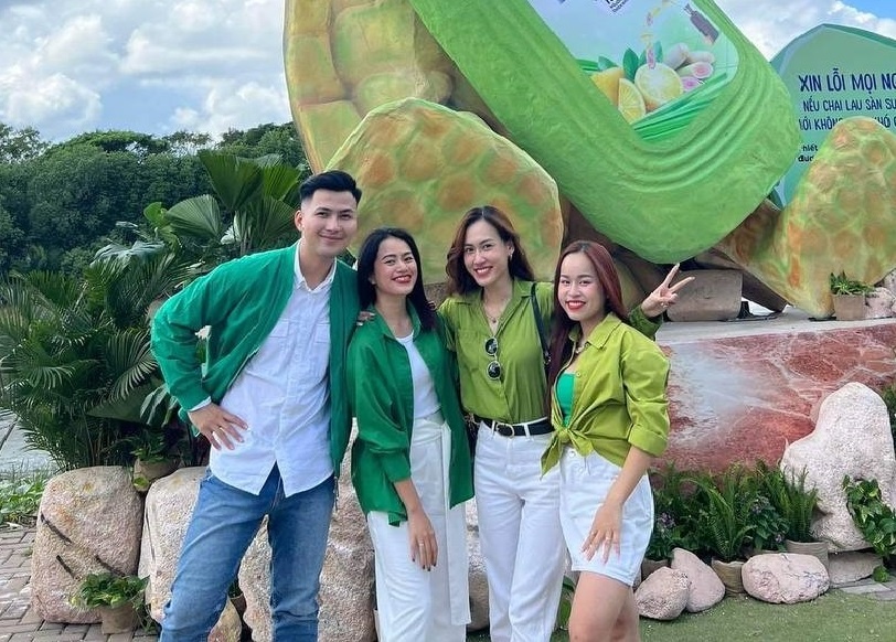 Gioi tre yeu moi truong ru nhau check-in ho Ban Nguyet hinh anh