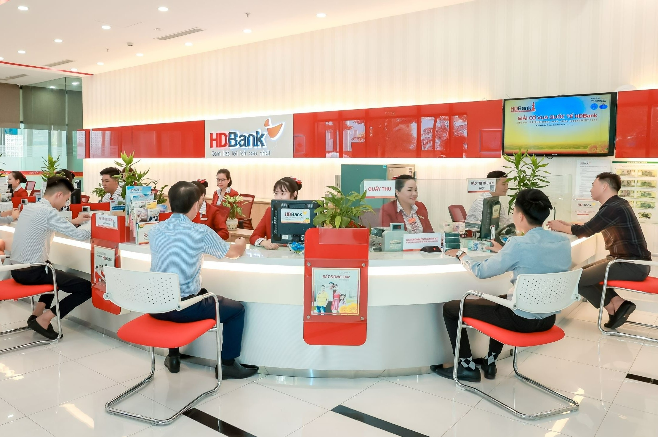 Tong giam doc HDBank tiep tuc dang ky mua mot trieu co phieu HDB hinh anh