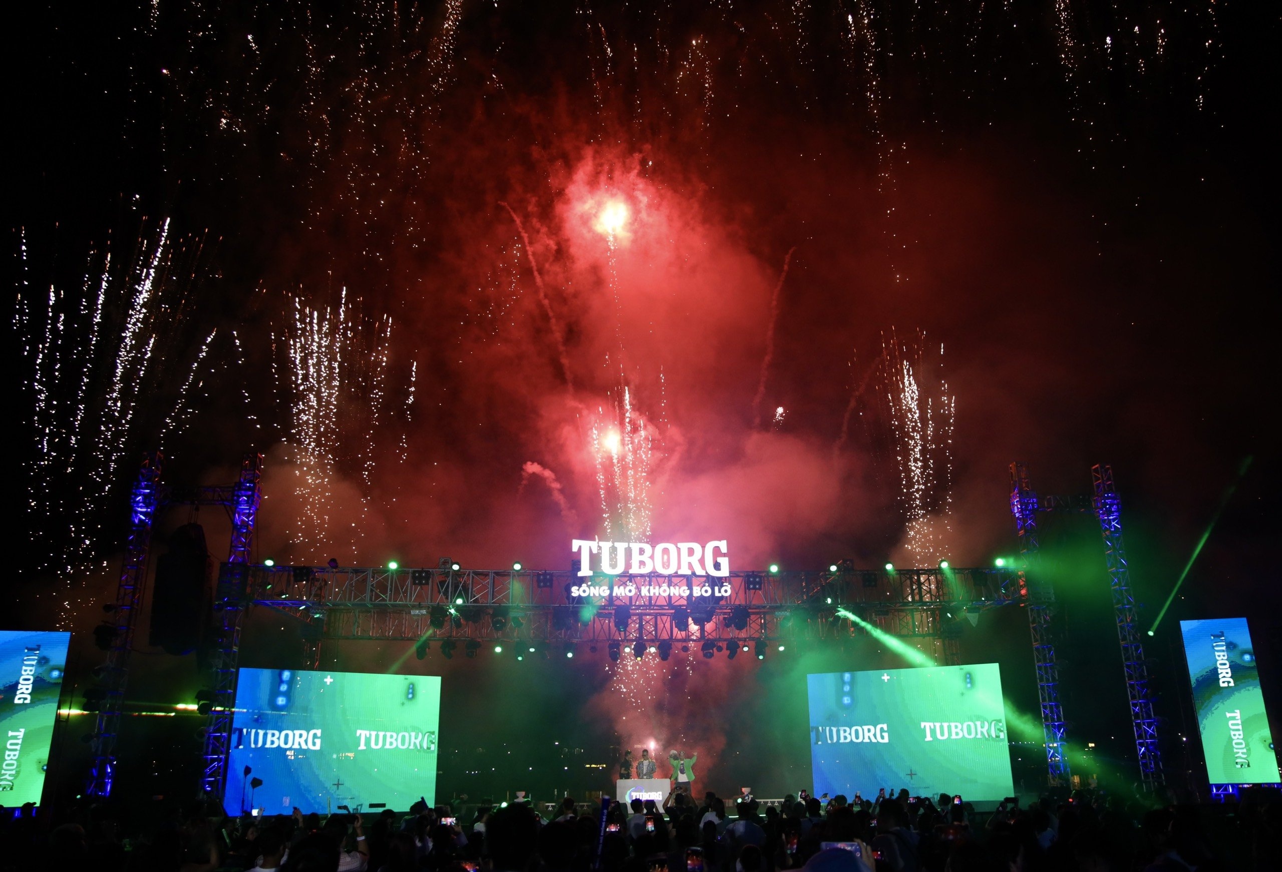 Man trinh dien nhac nuoc va phao hoa khep lai Funtastic Energy Night hinh anh