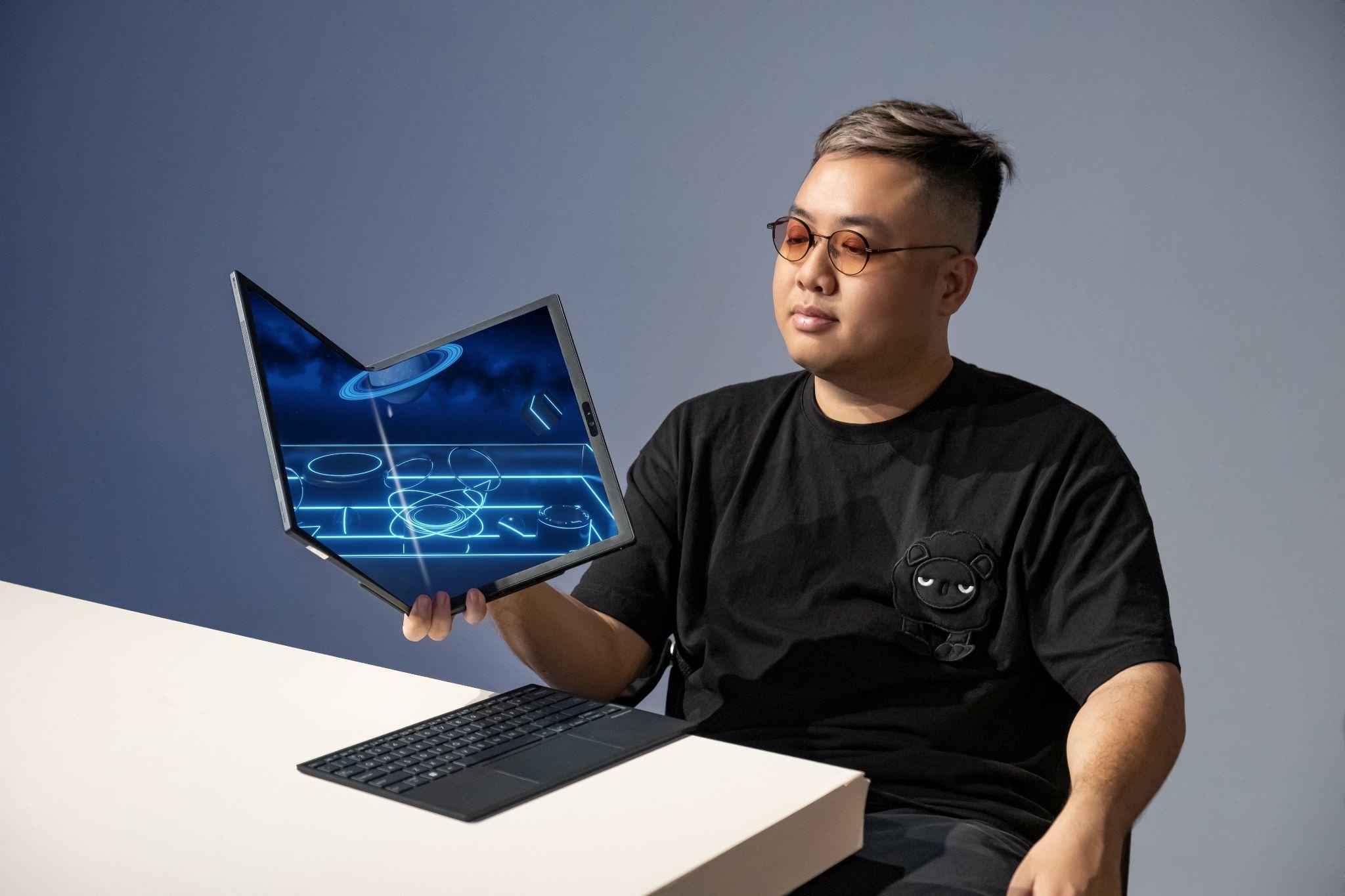 Tung Crazy Monkey va Asus 'but pha quy dao' voi laptop man hinh gap hinh anh