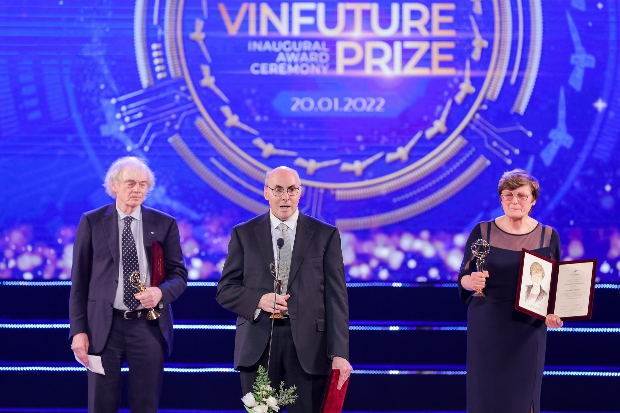 Chu nhan Giai thuong VinFuture chia se viec dung tien thuong trieu USD hinh anh