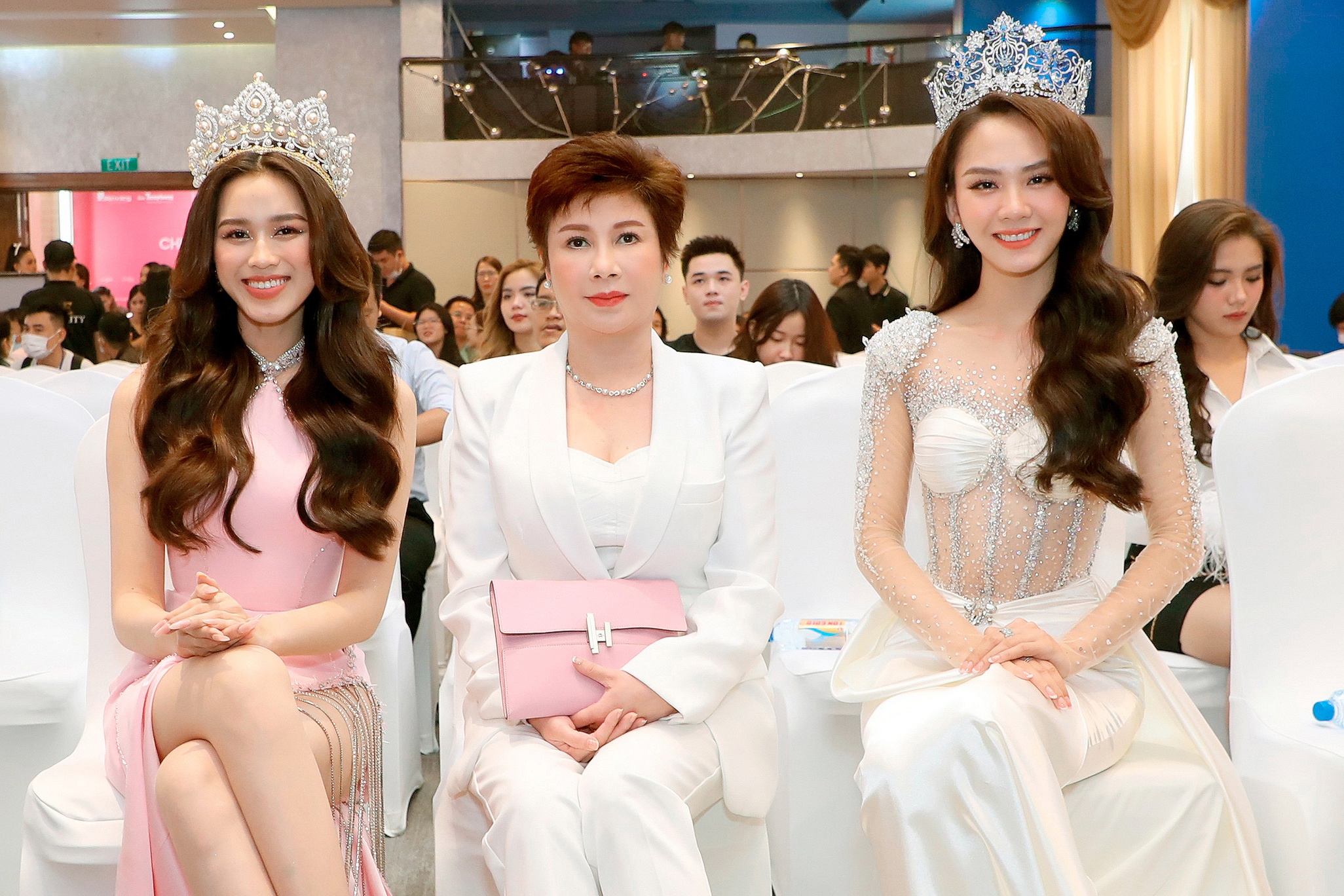 Hoa hau Viet Nam phai du tri, sac, tam va huong hinh anh