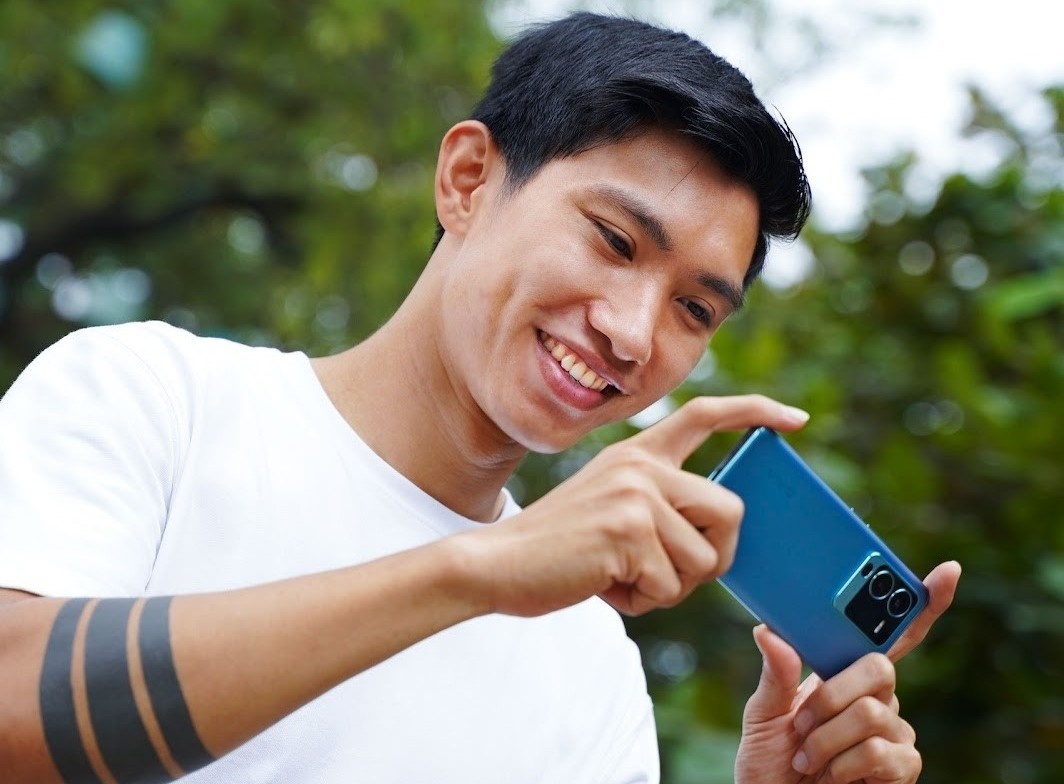 Dan sao tung loat anh 'cuon khong the can' qua camera V25 Pro hinh anh