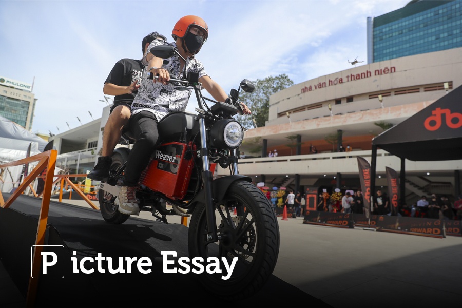 Nguoi tre xep hang dai doi trai nghiem xe dien moi nhat cua Dat Bike hinh anh