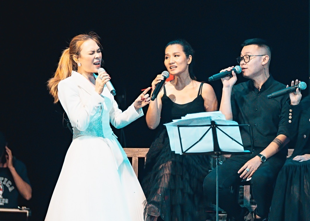 San khau am nhac Amira Chon Thanh - dau an thanh pho nghi duong ben ho hinh anh