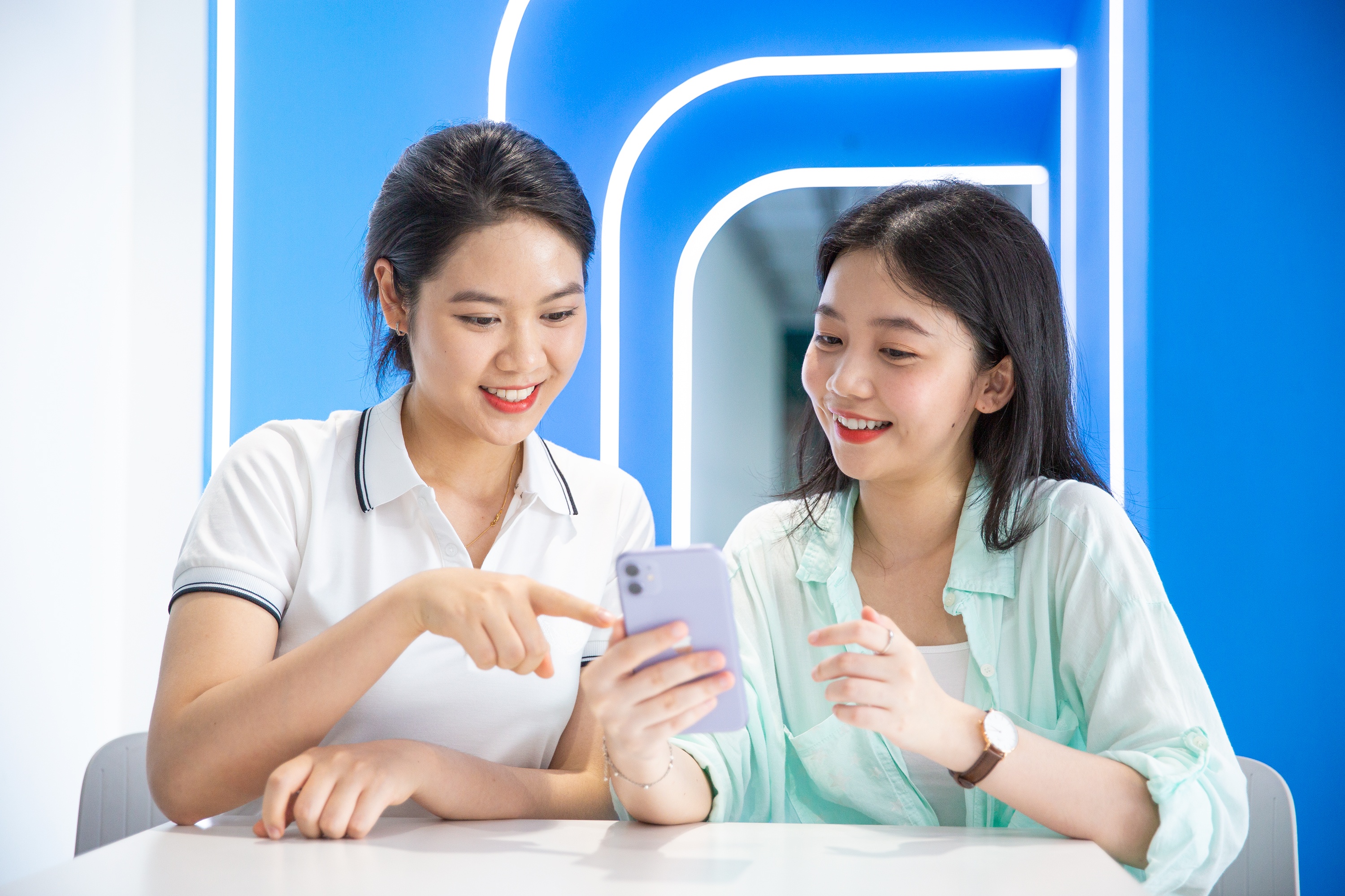 Tiet kiem dang ke khi dat ve du lich, giai tri cuoi nam hinh anh