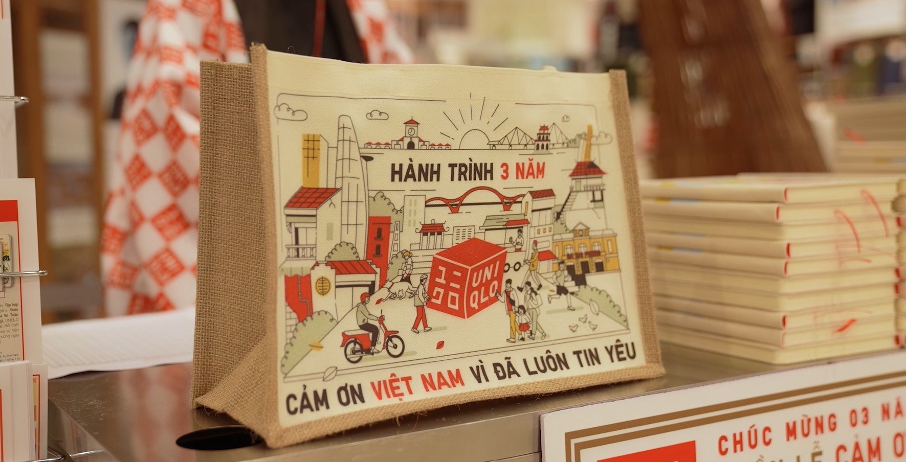 Uniqlo ky niem 3 nam bang loat hoat dong hap dan hinh anh