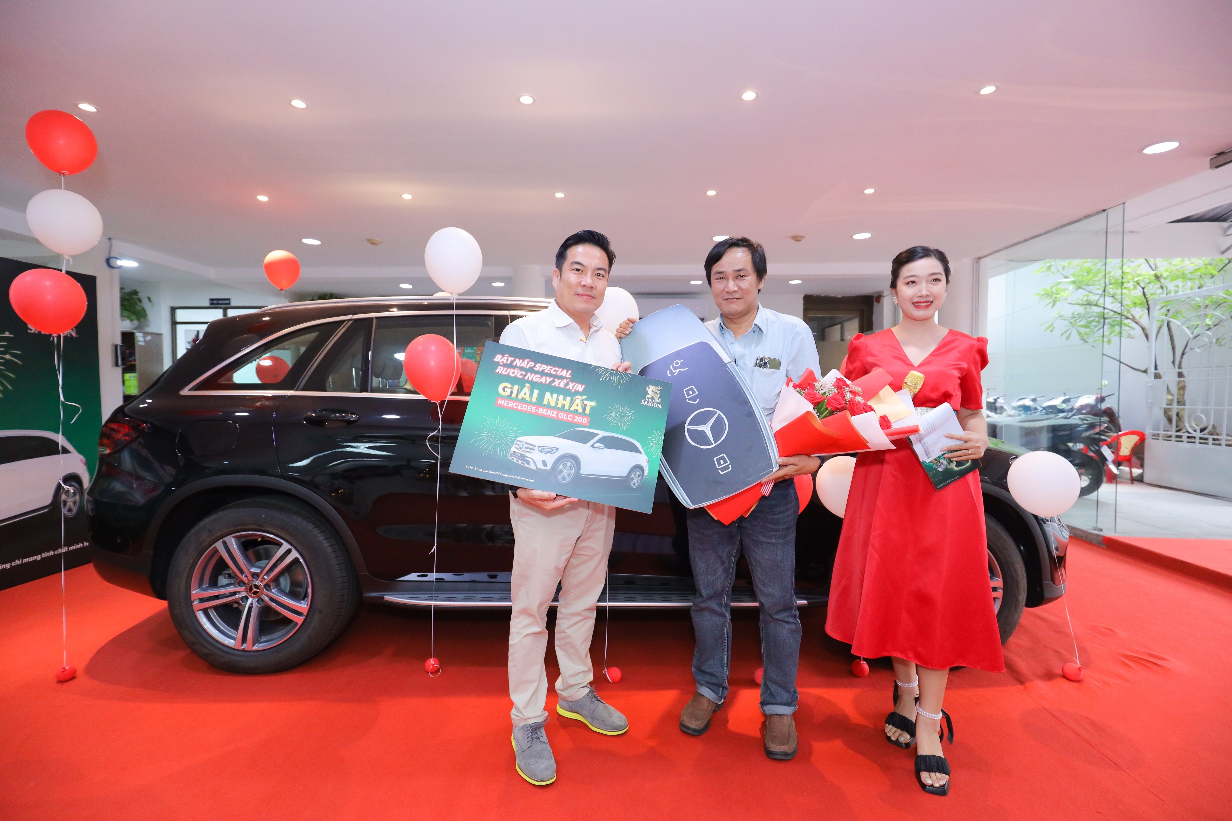 'Bat nap Special' tim thay nguoi dau tien trung xe Mercedes-Benz hinh anh