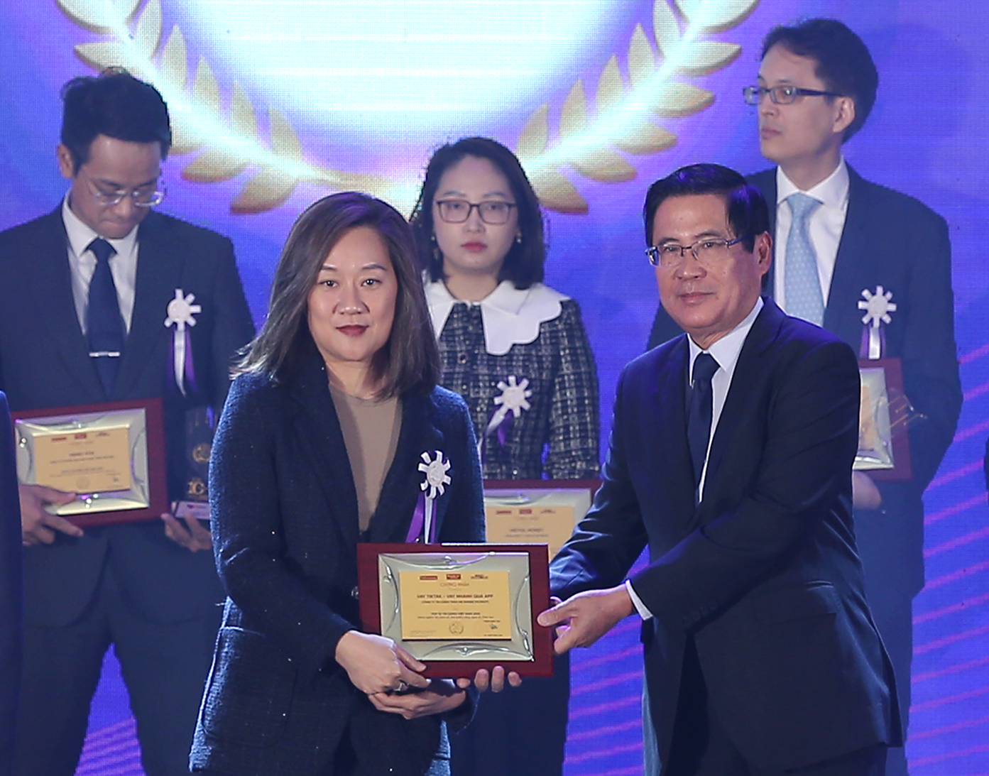 Vay TikTak vao ‘Top 10 san pham tai chinh so - dich vu tin dung 2022’ hinh anh