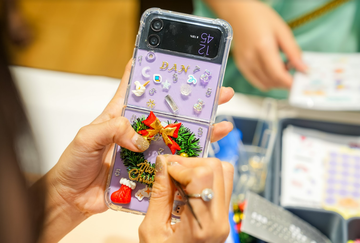 Nguoi tre 'len do' cho smartphone theo trend Than so hoc hinh anh