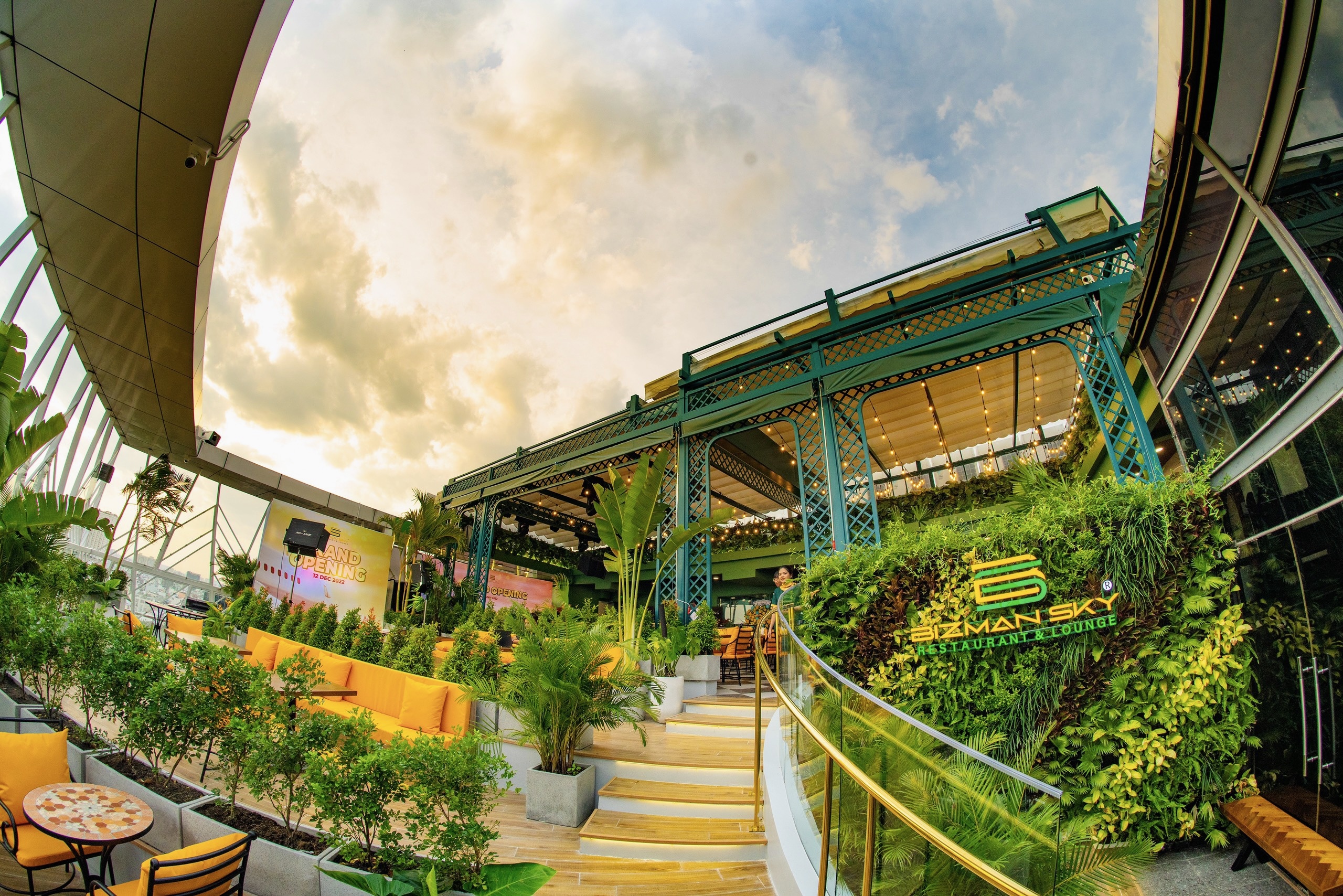 Trai nghiem am thuc tai 'khoang bay hang nhat' Bizman Sky hinh anh