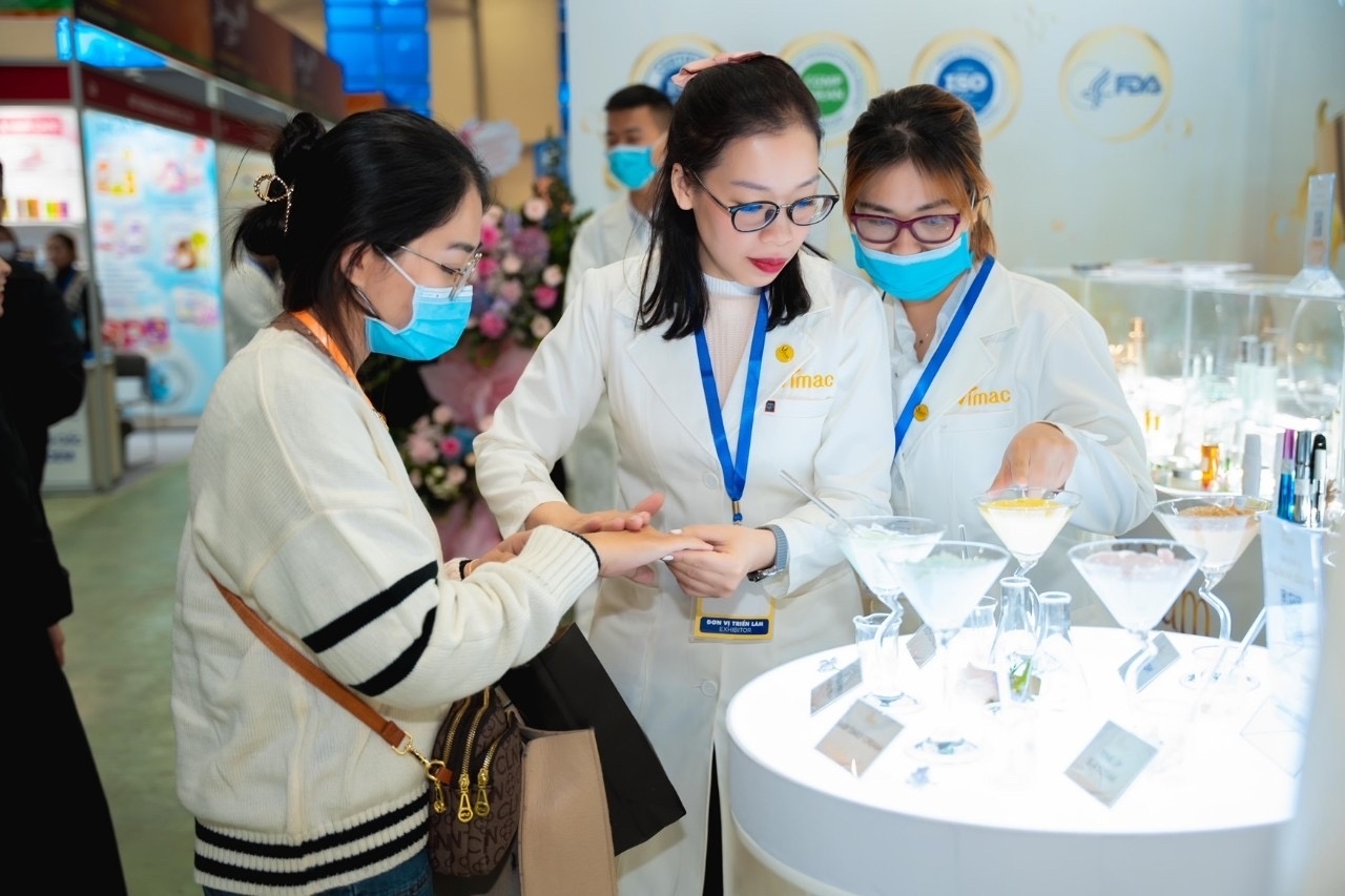 Nu giam doc chuyen huong kinh doanh my pham nho Vimaccos hinh anh