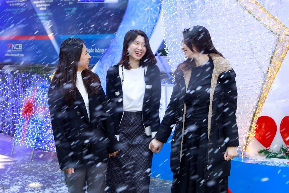 Gioi tre Ha Noi canh gio don tuyet roi mua Giang sinh hinh anh