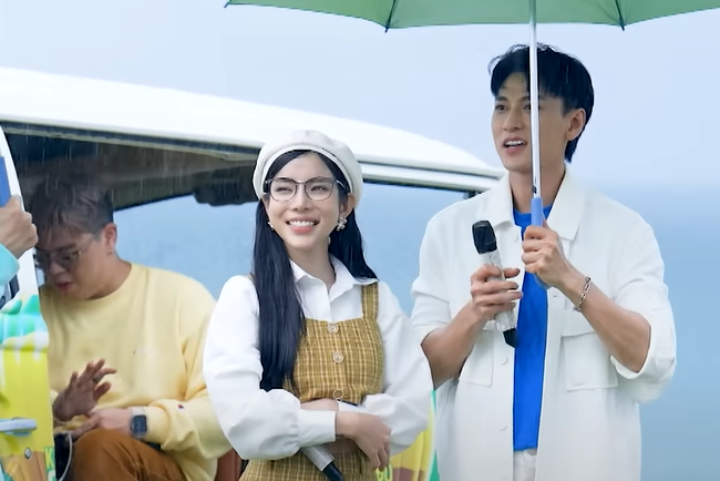 Isaac, Lyly song ca duoi mua hinh anh