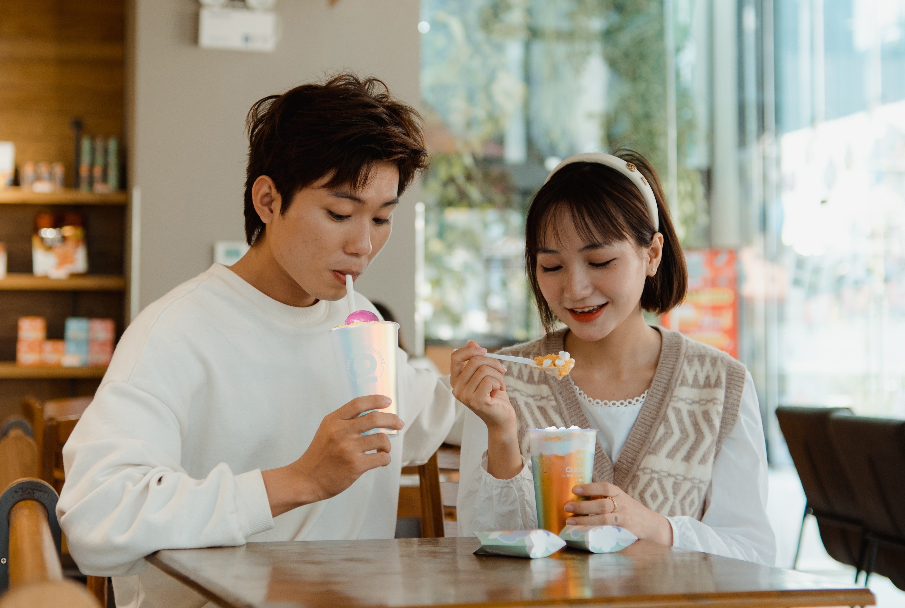 Gioi tre ru nhau san lung chiec ly doi mau hinh anh