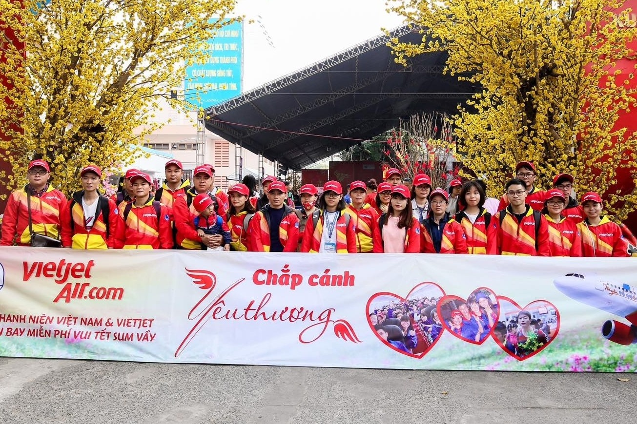 Hai chuyen bay mien phi cua Vietjet dua cong nhan ve que an Tet hinh anh