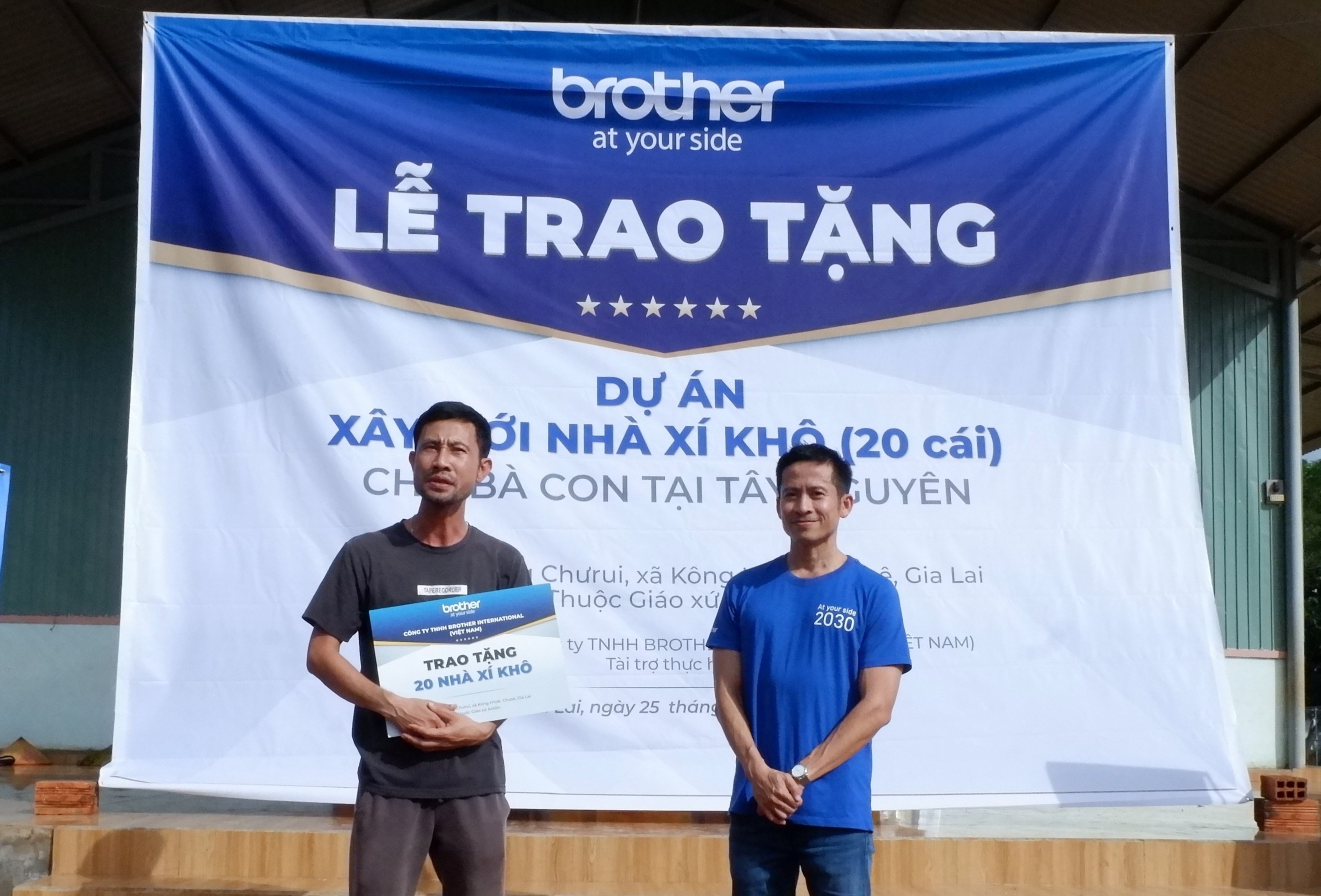 Brother Viet Nam xay dung nha ve sinh cho ba con dan toc thieu so hinh anh