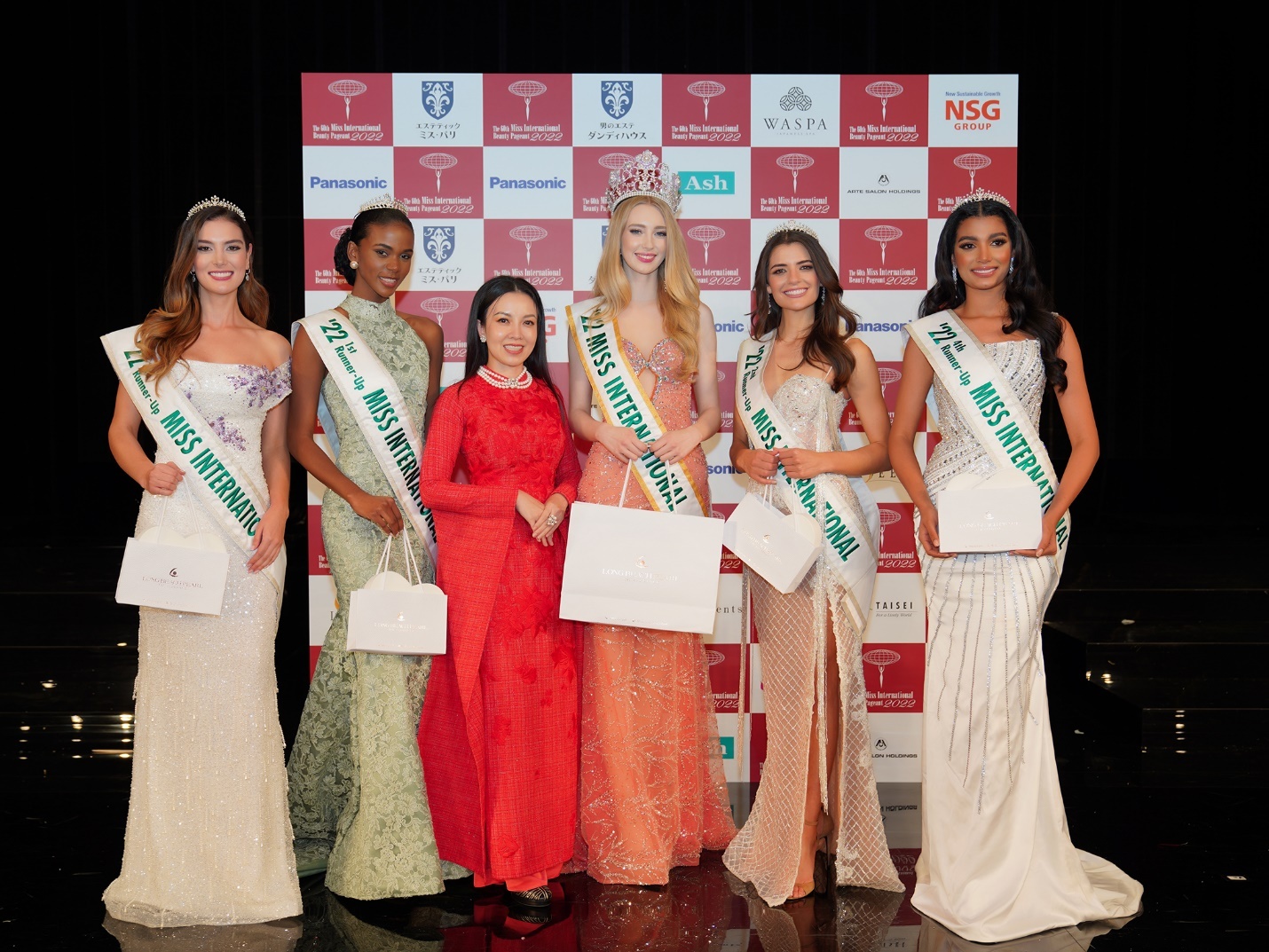 Doanh nhan My Canh tang trang suc ngoc trai cho Hoa hau Quoc te 2022 hinh anh