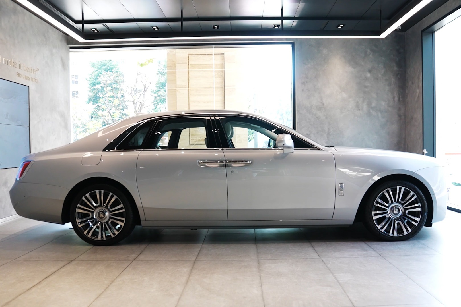 Trai nghiem chuong trinh 'White Glove' cua Rolls-Royce tai Viet Nam hinh anh