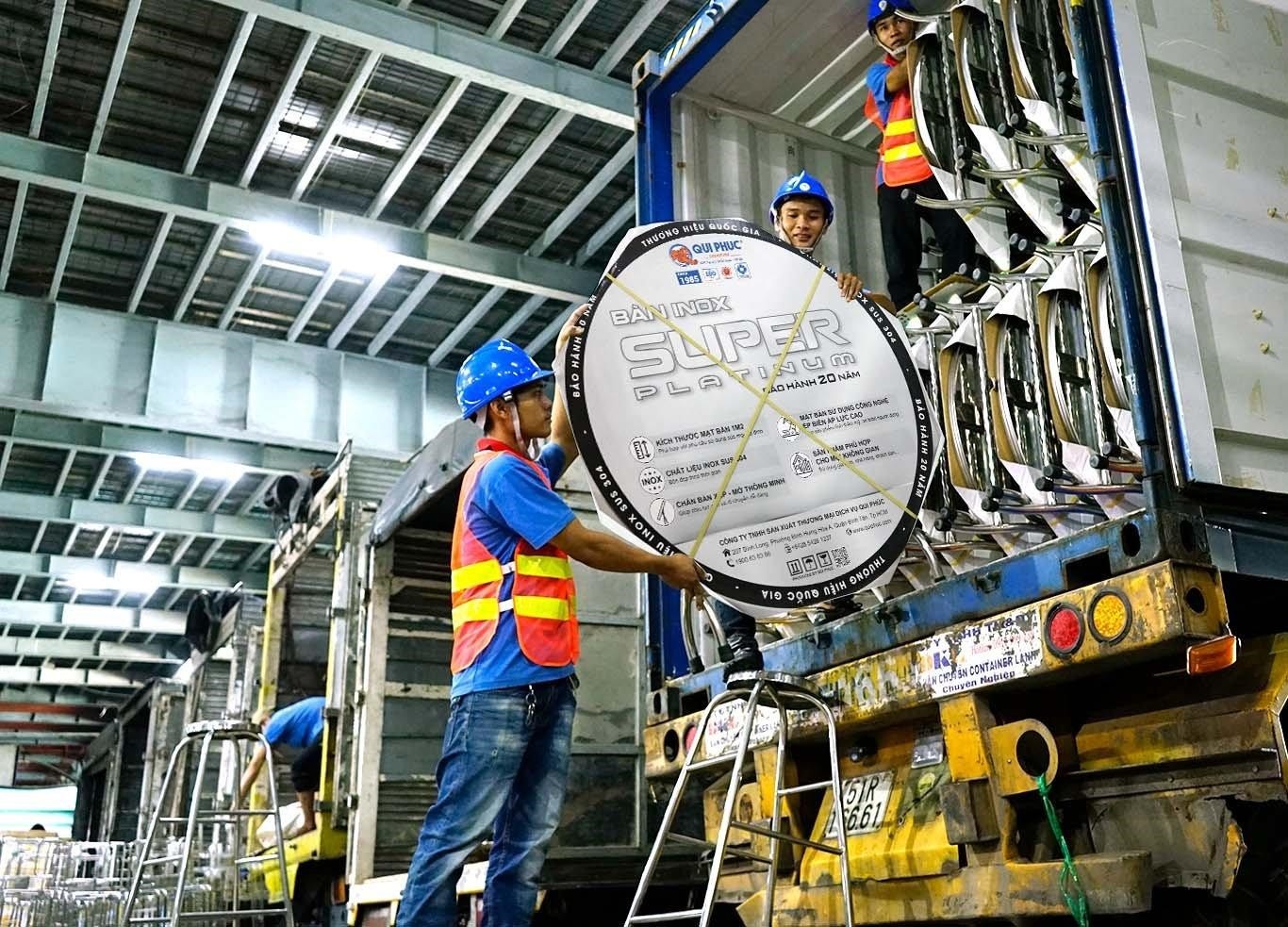 Qui Phuc day manh san xuat noi that inox, nhua phuc vu Tet hinh anh