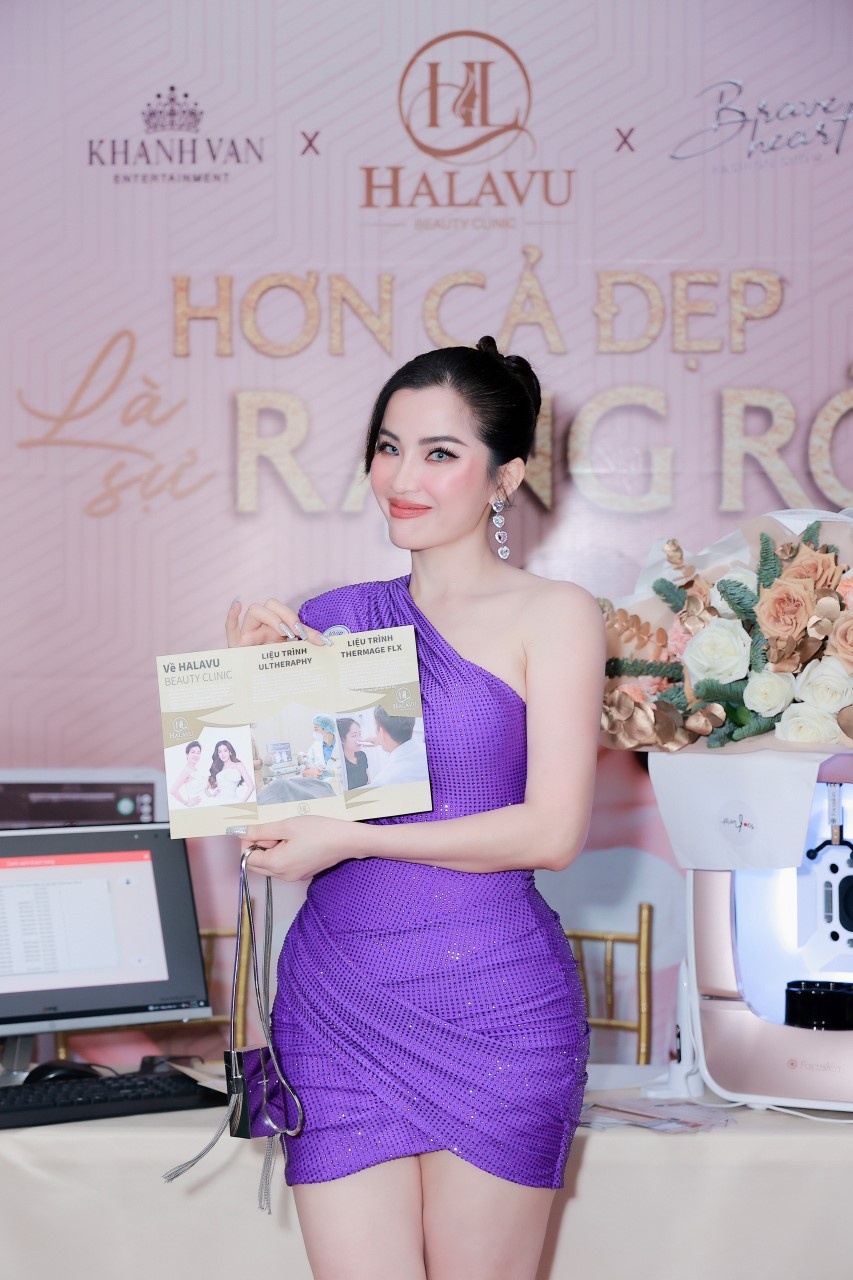 Hoa hau Khanh Van anh 4