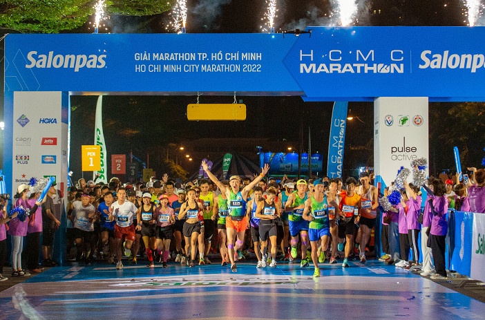 Giai Salonpas HCMC Marathon buoc vao mua thu 10 hinh anh