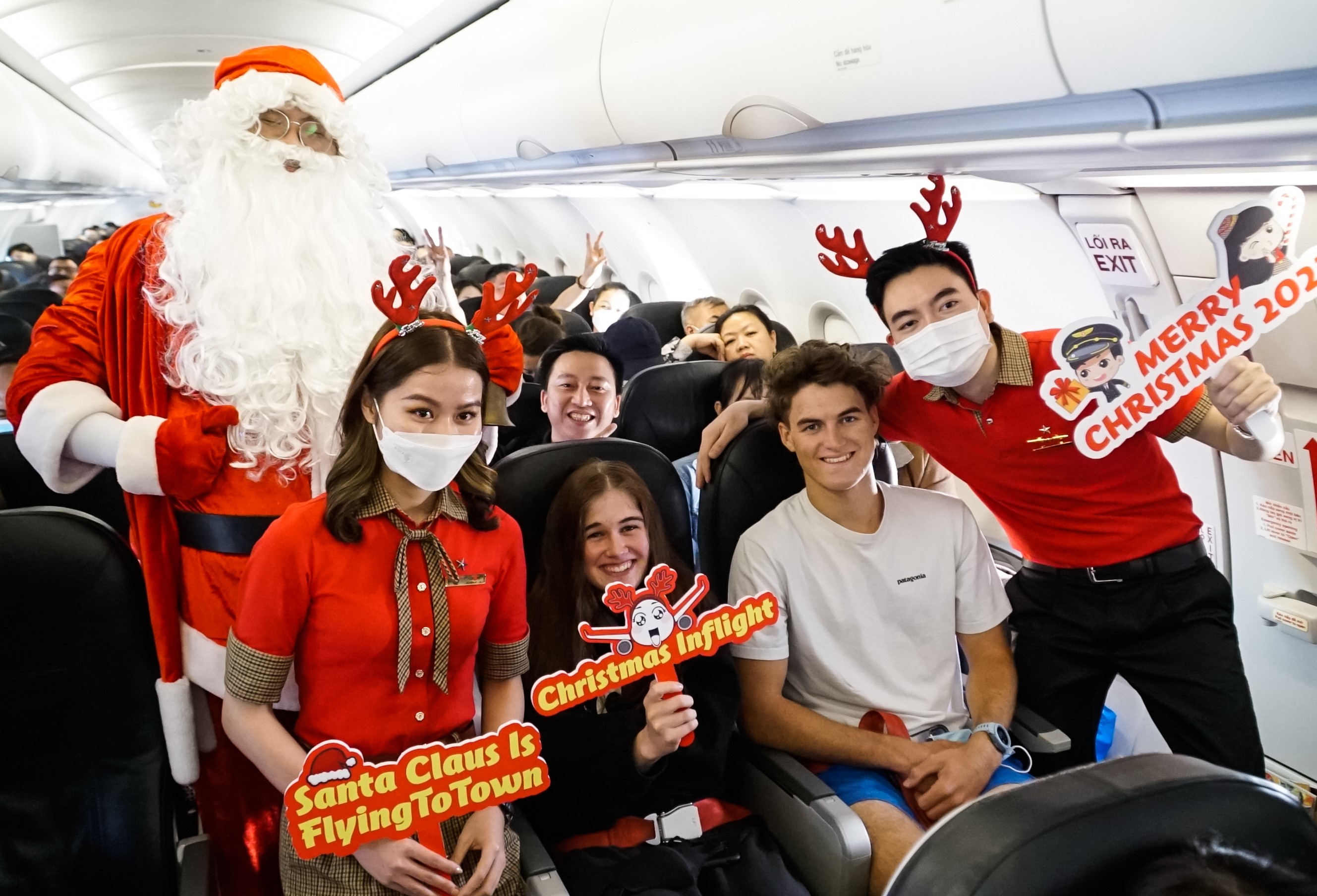 Don Giang sinh bat ngo tren do cao 10.000 m cung Vietjet hinh anh