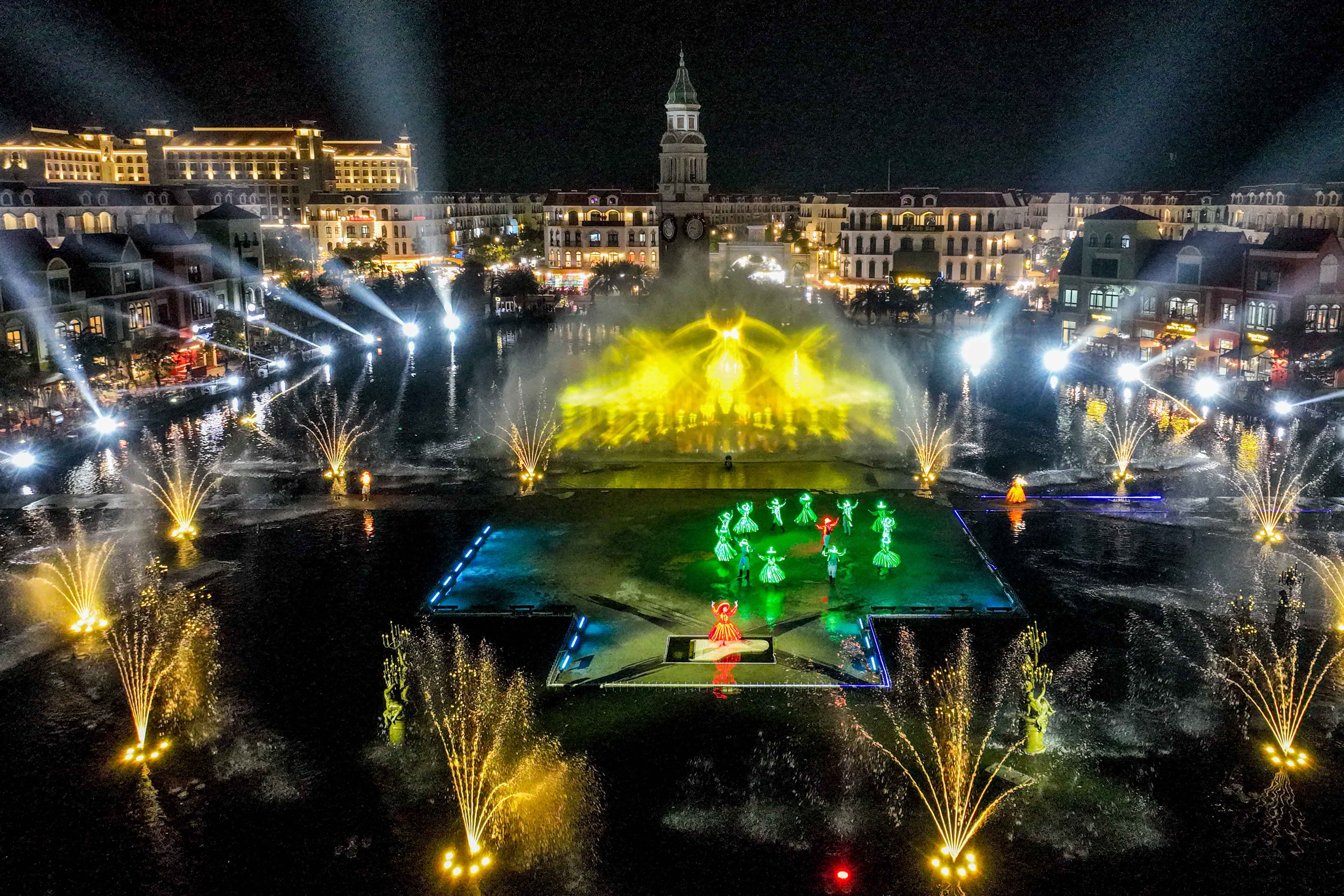Vong quanh Phu Quoc United Center mua le hoi: 'Dinh khong tuong' hinh anh