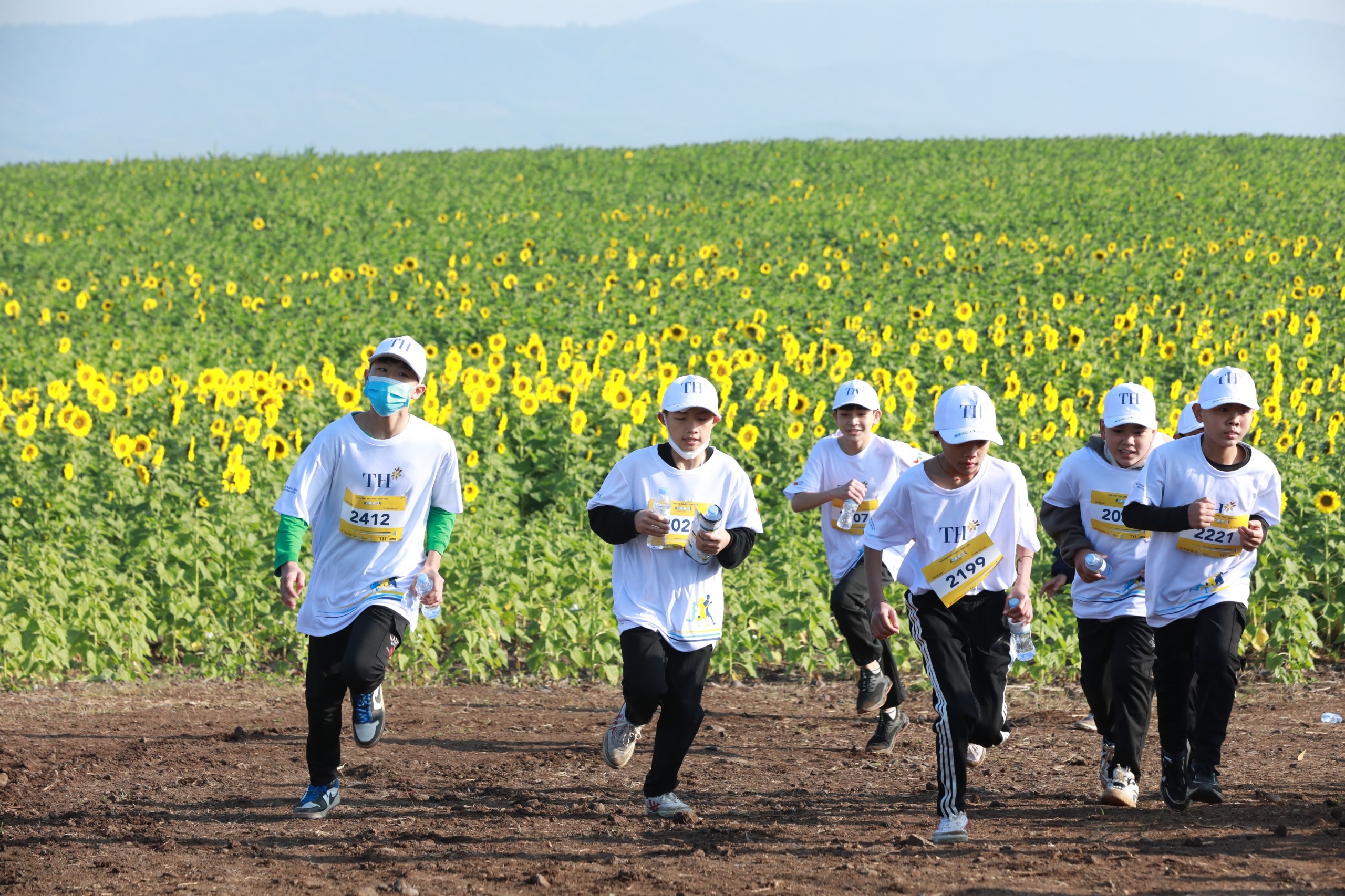 Khoanh khac toa sang cua thay va tro Nghe An tren duong chay S-Race hinh anh