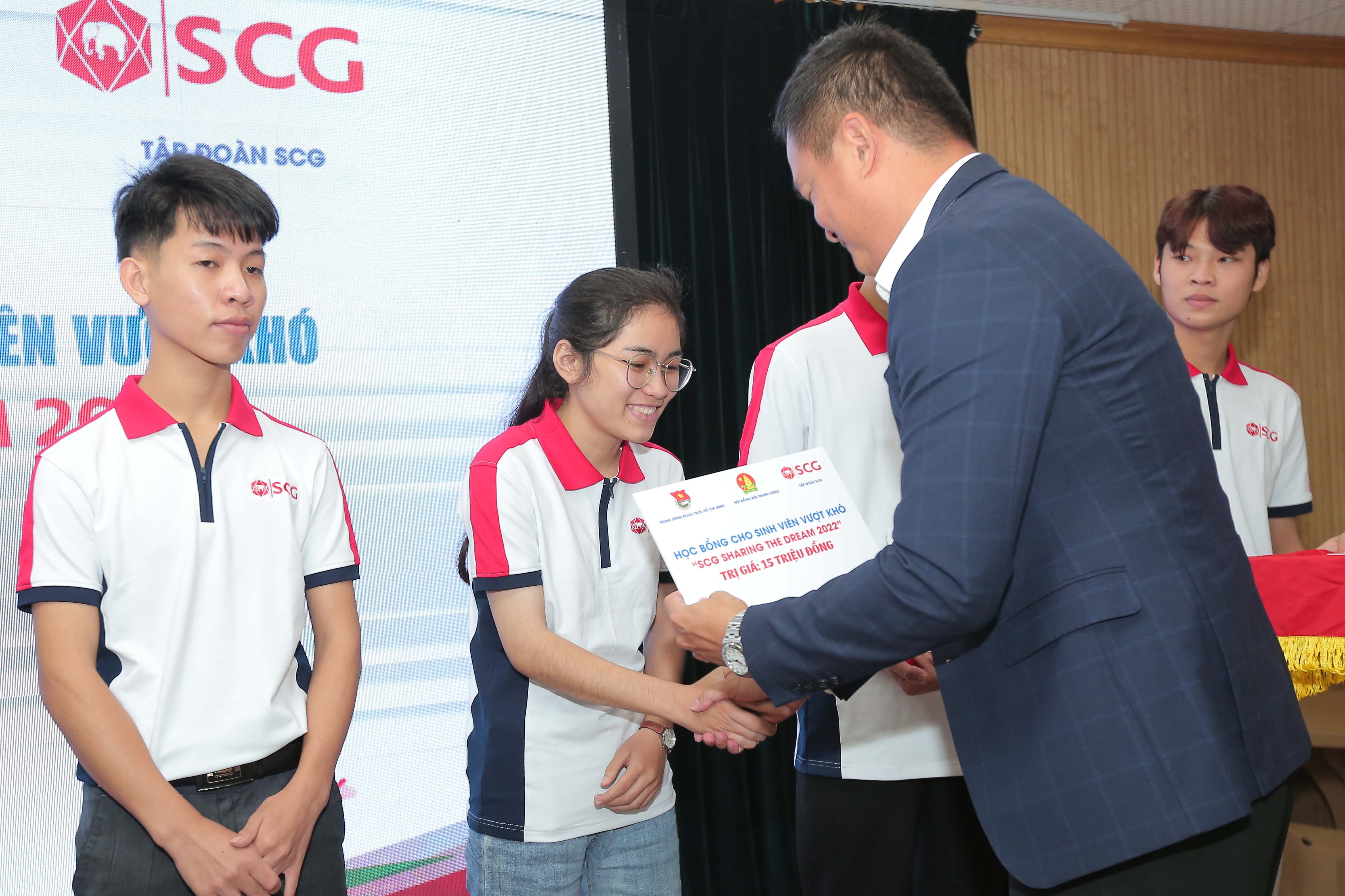 Sinh vien vuot kho nhan hoc bong thuc hien uoc mo phat trien ben vung hinh anh