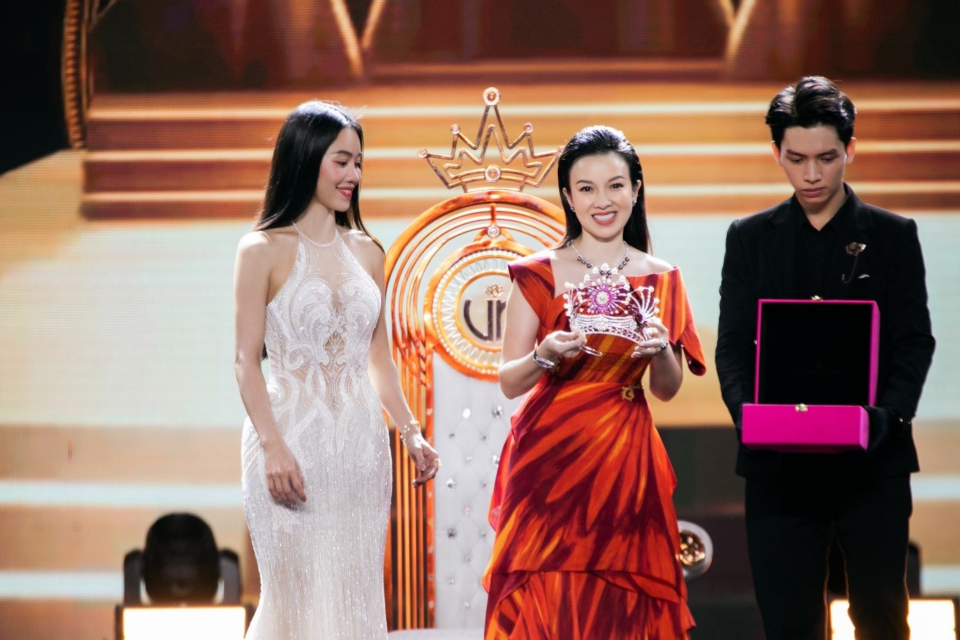 Khoanh khac CEO Long Beach Pearl trao vuong mien Hoa hau Viet Nam 2022 hinh anh