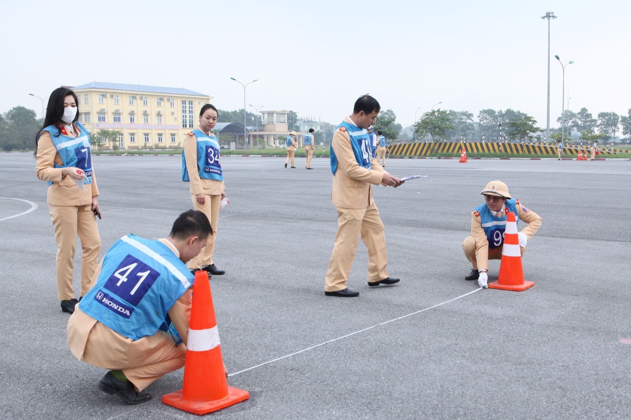 Honda tap huan lai xe an toan cho huong dan vien Cuc CSGT hinh anh