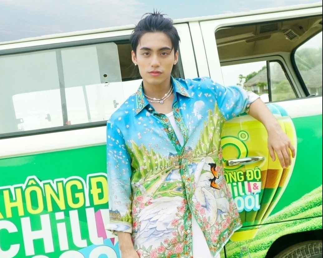 MONO va Duc Phuc hen nhau di chill tai bien Quy Nhon hinh anh