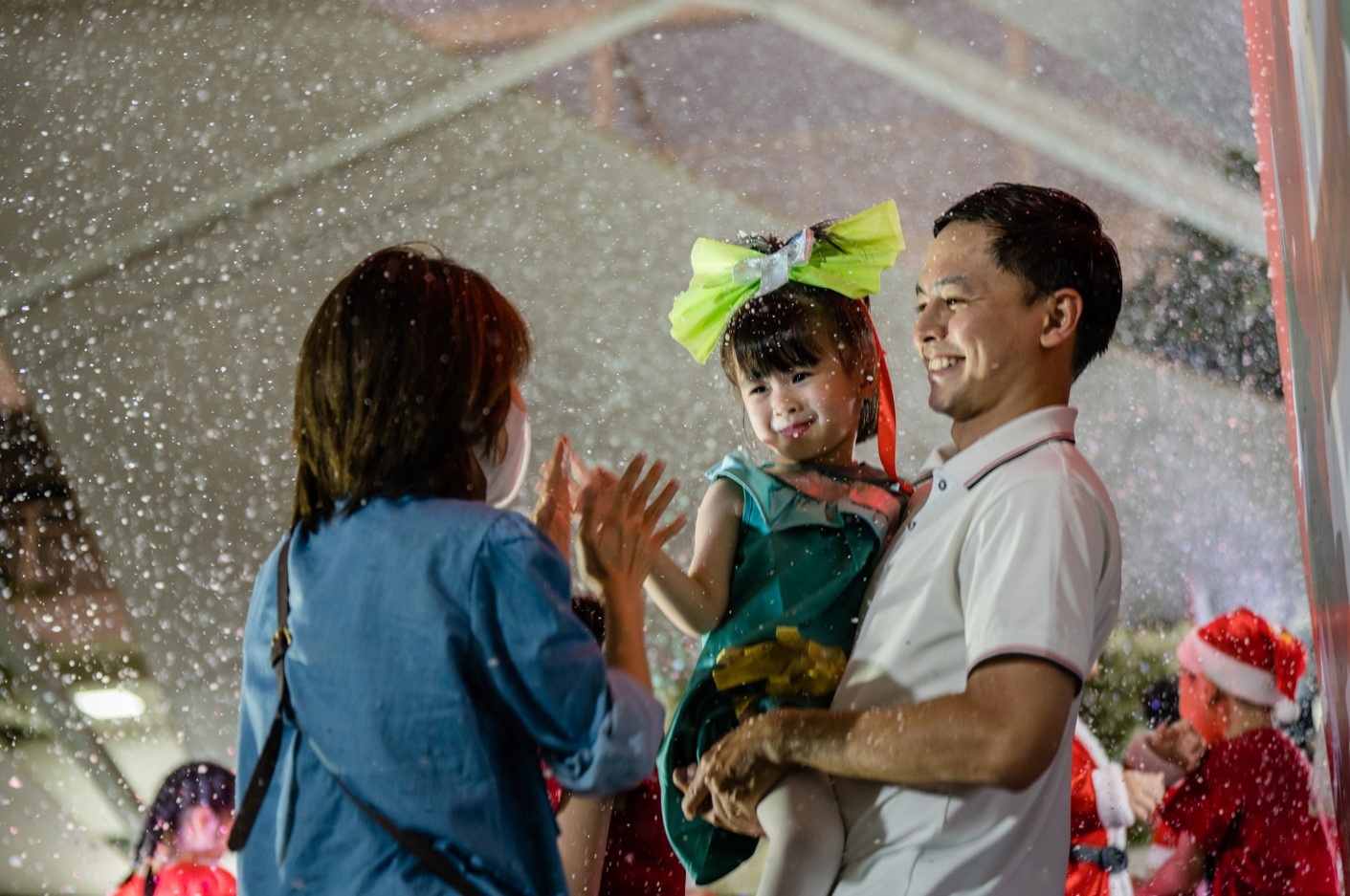 Tu Vi - Van Anh xuat hien mung Giang sinh cung con gai tai truong hinh anh