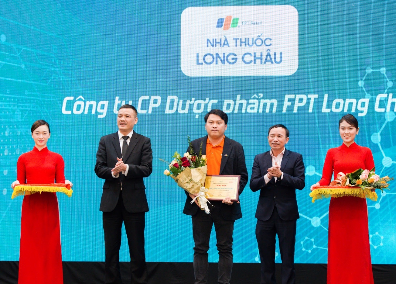 FPT Long Chau duoc vinh danh la doanh nghiep chuyen doi so tieu bieu hinh anh