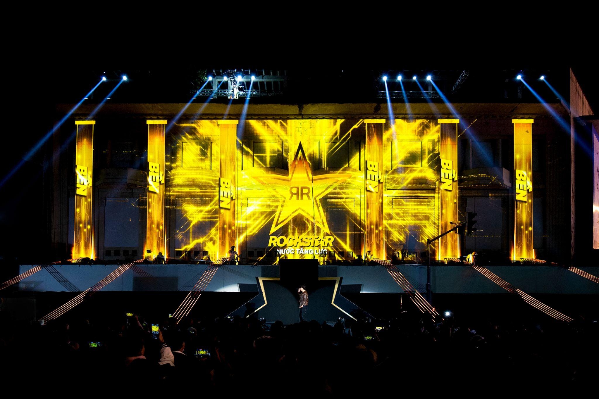 Rockstar thap sang troi dem Ha Noi dip le hoi cuoi nam hinh anh