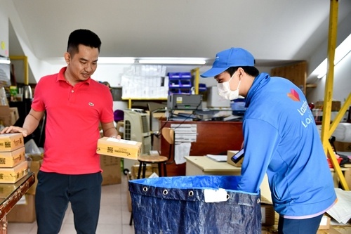 Doanh nghiep tat bat ‘chay dua’ phuc vu nhu cau sam Tet hinh anh