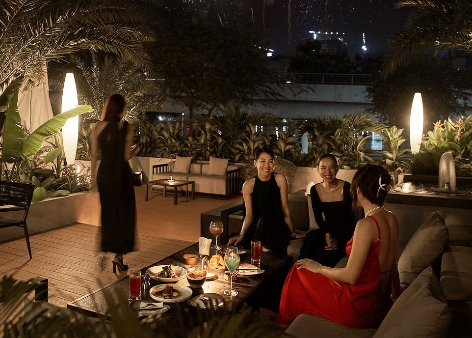 Check-in ben thap Eiffel, xem phao hoa don nam moi tai Le Meridien hinh anh