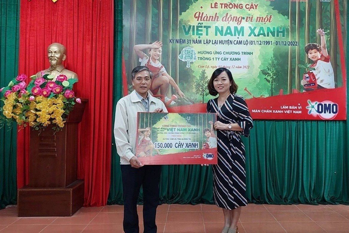 'Hanh dong vi mot Viet Nam xanh' tang 150.000 cay cho tinh Quang Tri hinh anh