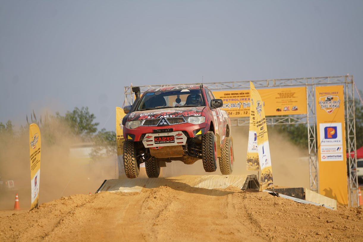 dua xe dia hinh anh 1