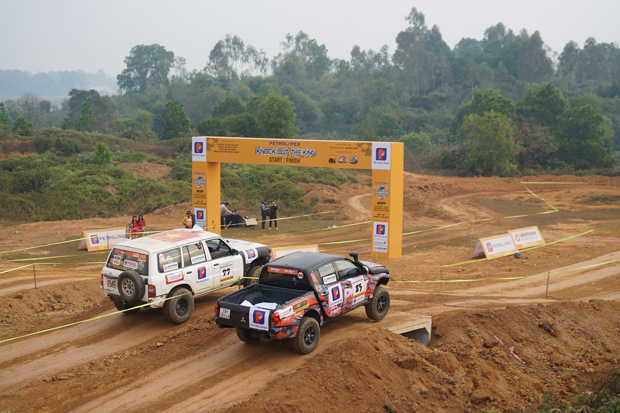 dua xe dia hinh anh 2