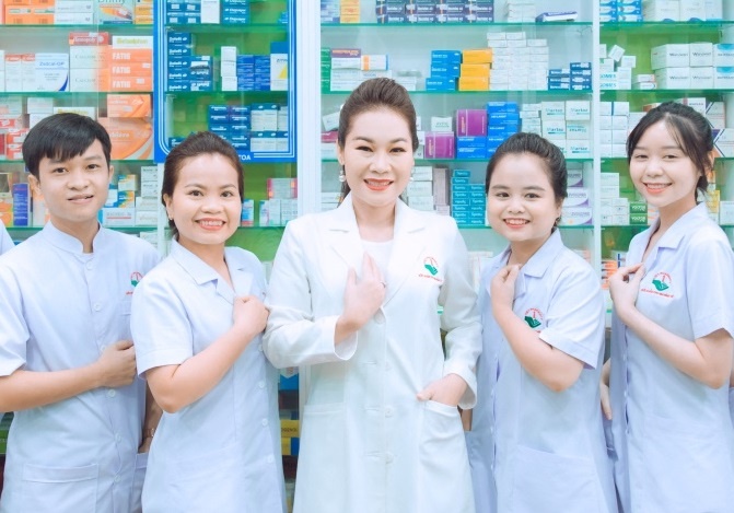 Nha thuoc Viet cham soc suc khoe khach hang voi san pham chat luong hinh anh