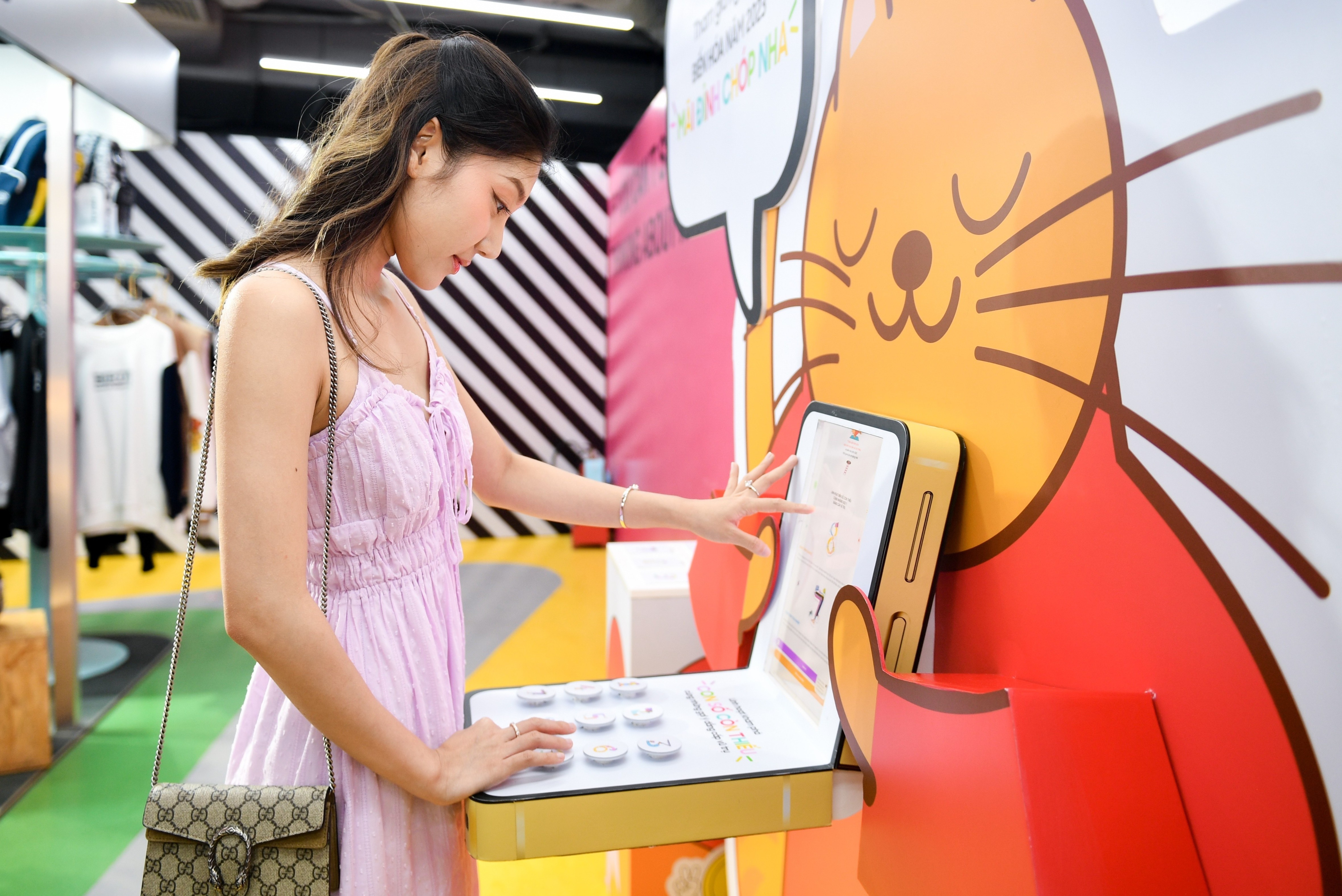 Nguoi tre xin so dau nam cung 'Than meo bien hoa' tu Samsung hinh anh