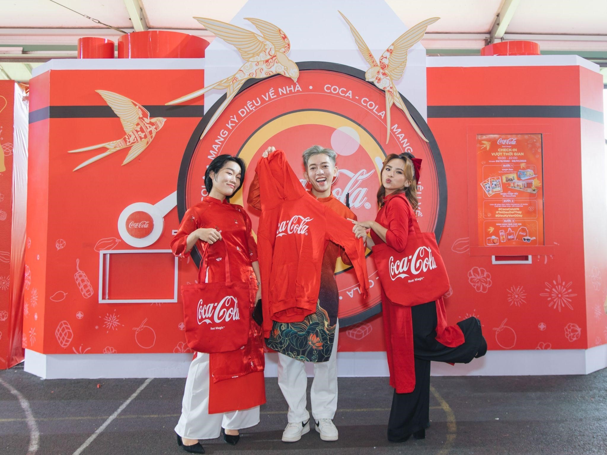 Nguoi dan TP.HCM hao hung check-in tai 'Khu pho Tet vuot thoi gian' hinh anh