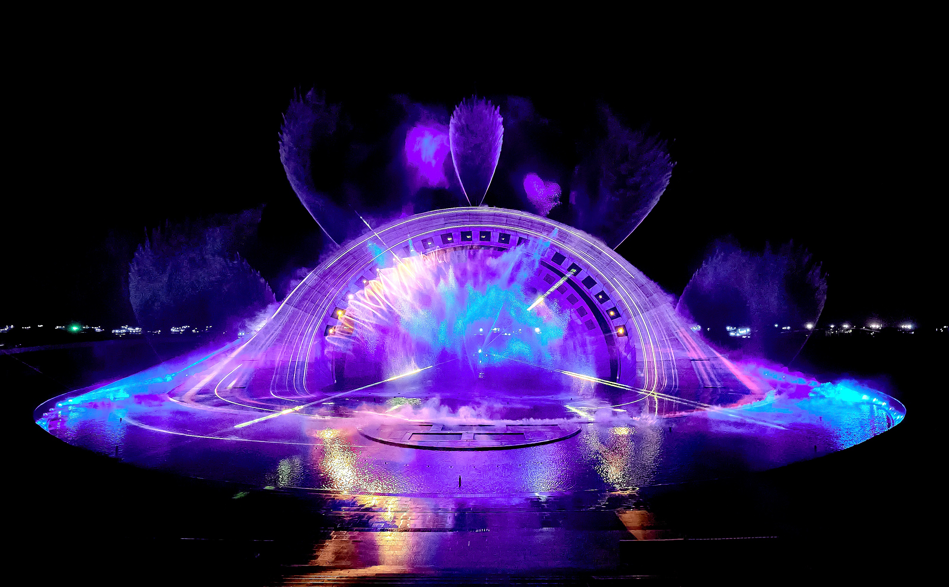 Dai dien ECA2 chia se hau truong show dien tren man nuoc tai Phu Quoc  hinh anh