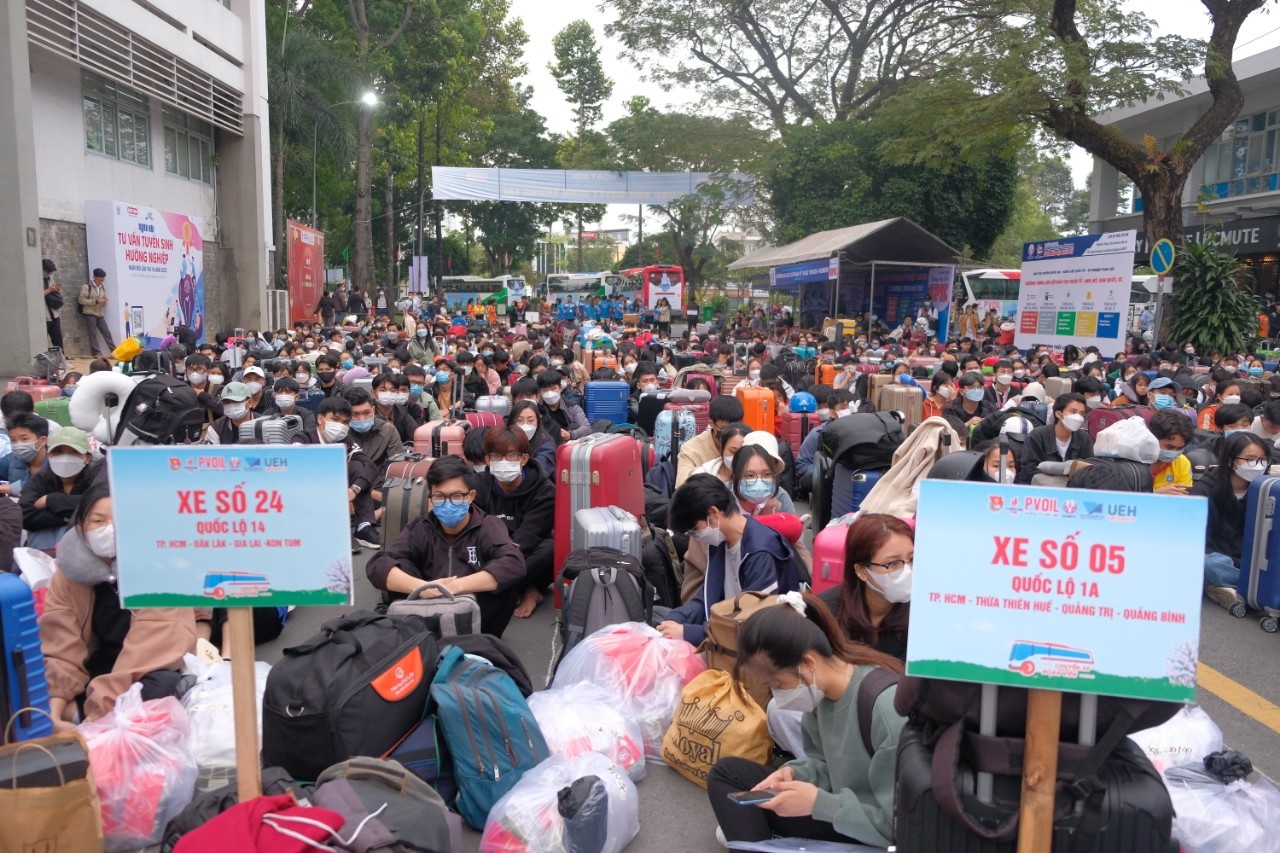 Nhung chuyen xe cung PVOIL ve que don Tet Quy Mao hinh anh