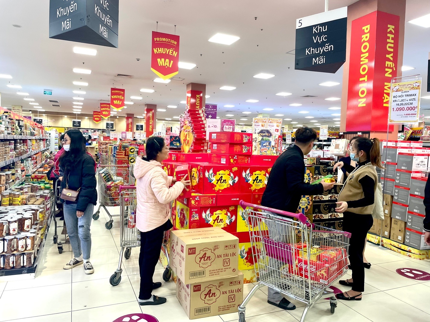 AEON day manh khuyen mai, tang thoi gian mo cua dip Tet hinh anh