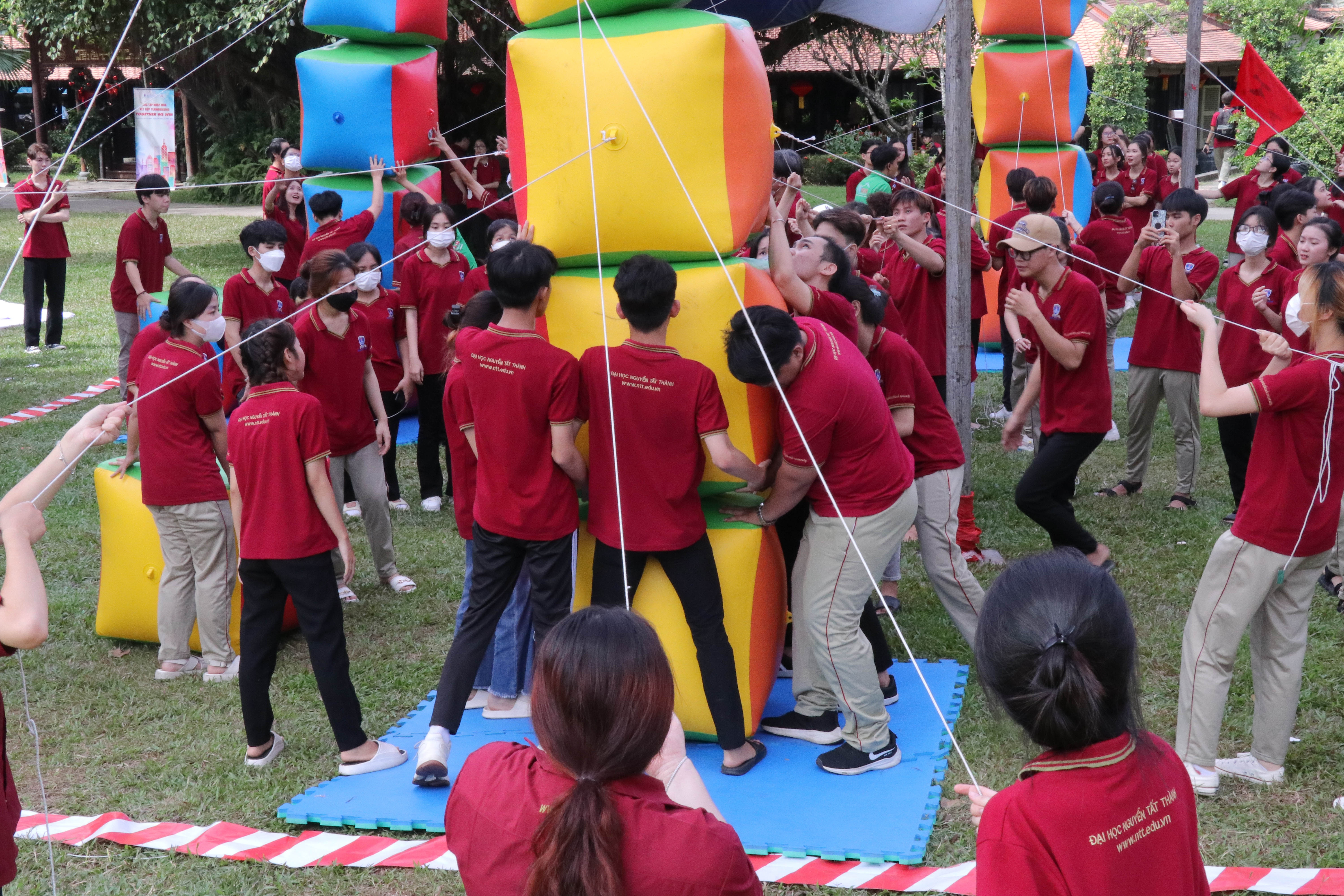 Le nhap mon dac biet cua sinh vien Truong Dai hoc Nguyen Tat Thanh hinh anh