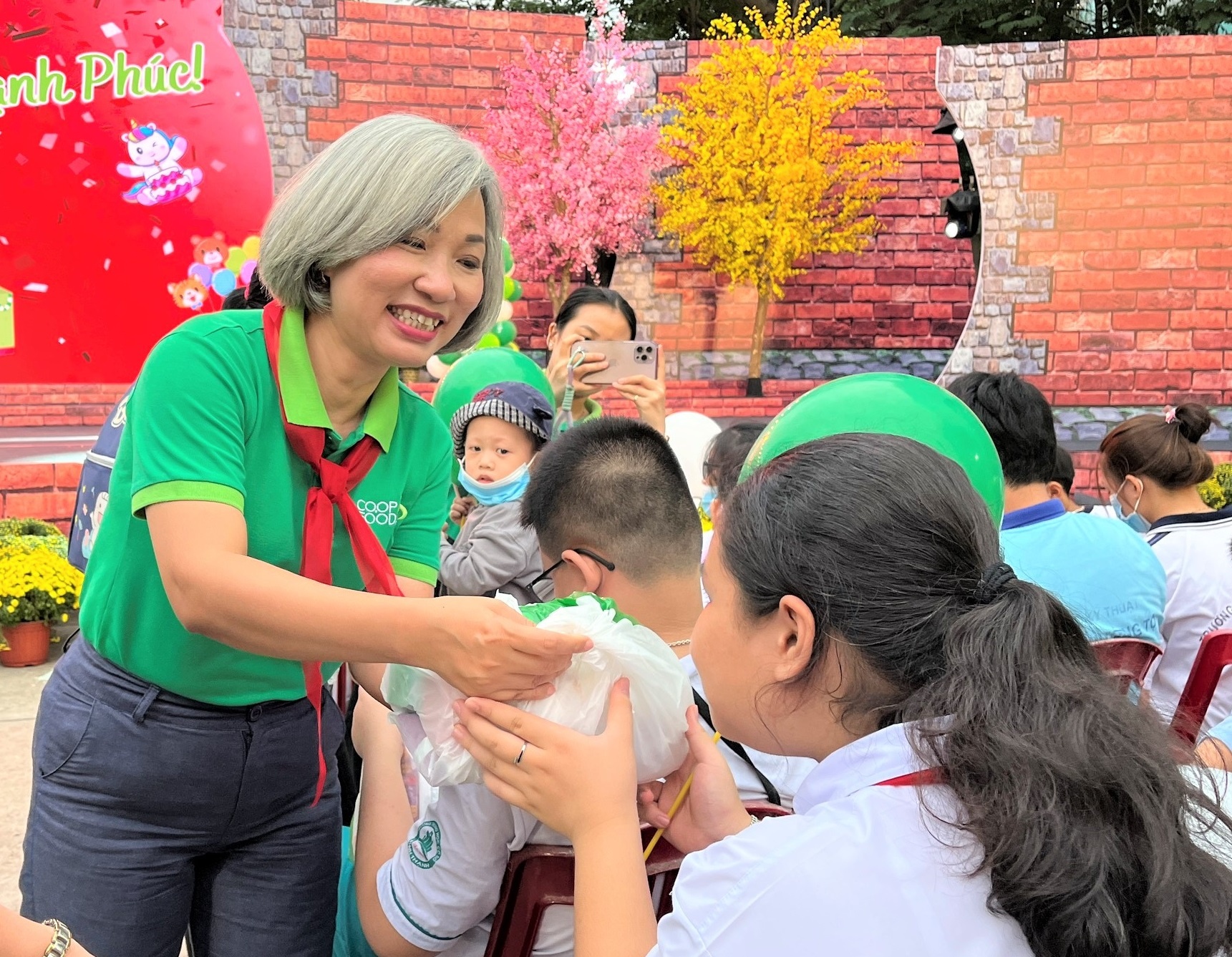 Co.op Food cham lo Tet cho hon 500 tre em co hoan canh kho khan hinh anh